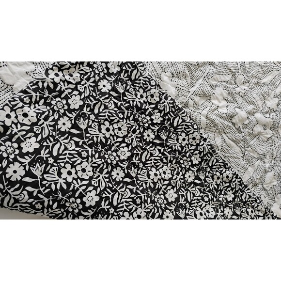John Robshaw Baby Toddler Suhavi Crib Quilt Blk White Floral Organic Cotton EUC - Picture 8 of 11